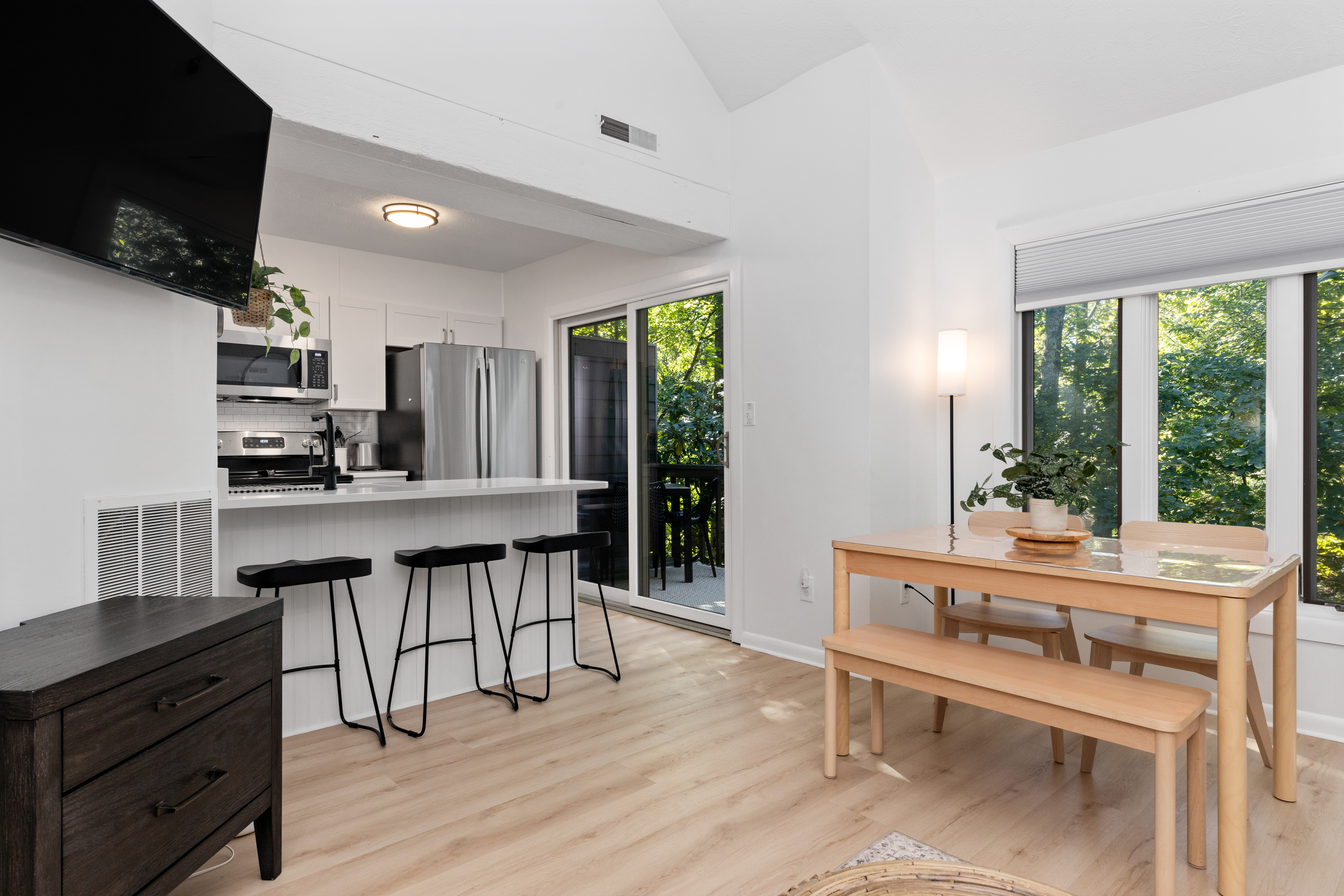Kitchen and dining area open layout at The Retreat at Three Ridges, Wintergreen VA